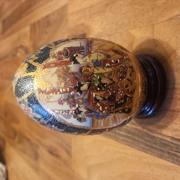 Satsuma Geisha Small Porcelain Egg with Lacquered Cherry Wood Platform Base - Picture 12 of 12